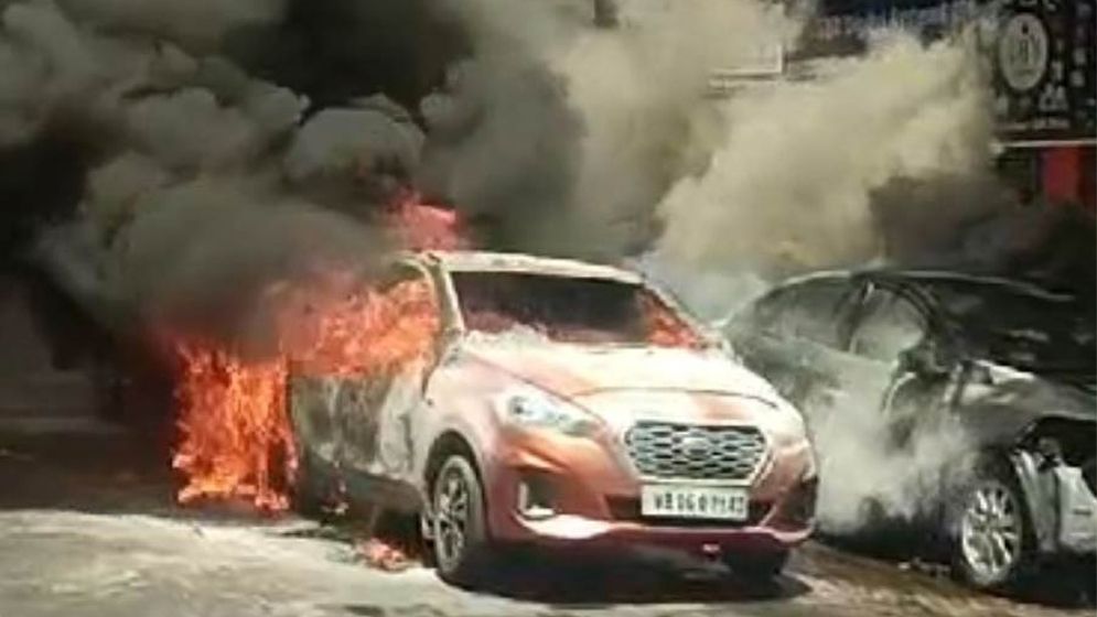 কলকাতার ব্যস্ত রাস্তায় একের পর এক গাড়িতে আগুন