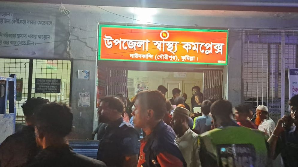 দাউদকান্দিতে বাসচাপায় একই পরিবারের ৪ জন নিহত