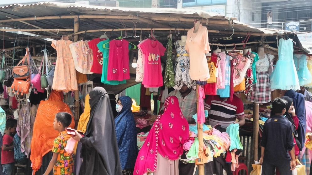 ঈদ মার্কেট : গরিব ও মধ্যবিত্তদের ভরসা ফুটপাত