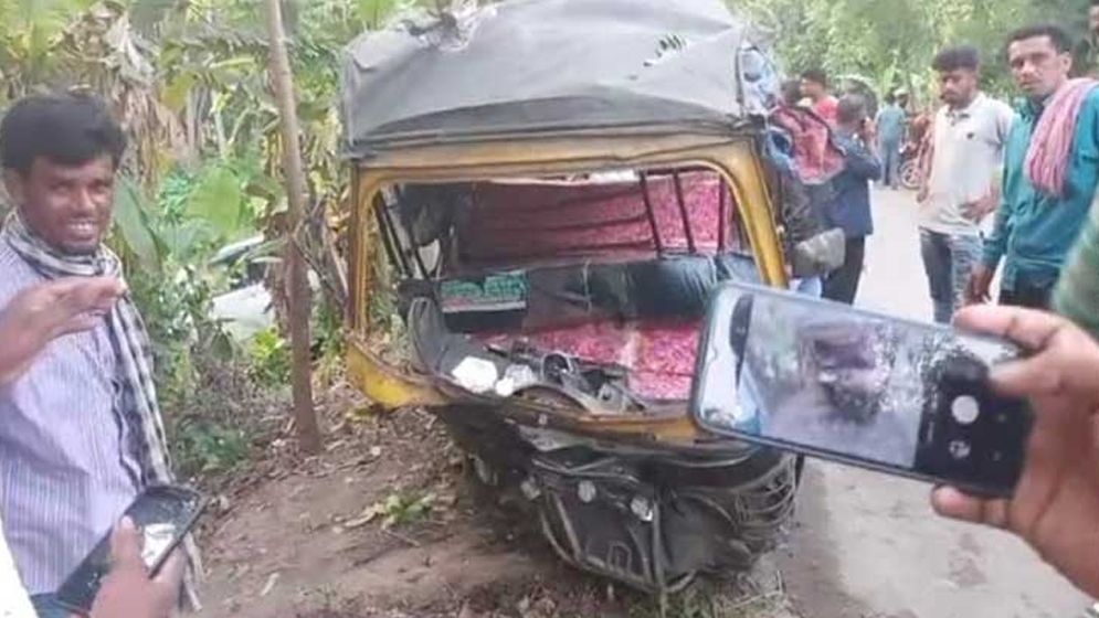 ফরিদপুরে মাইক্রোবাস-মাহিন্দ্রার সংঘর্ষে নিহত ২