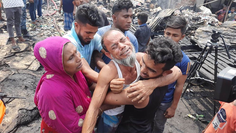 রাজধানীর হাজারীবাগ বস্তিতে আগুন