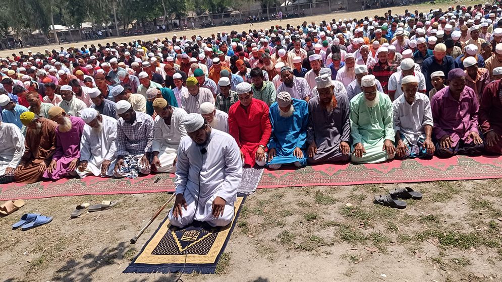 হাতীবান্ধায় বৃষ্টির জন্য বিশেষ নামাজ আদায়