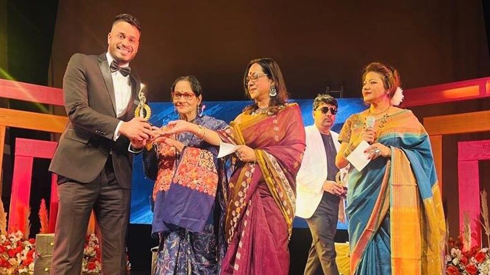 সুচিত্রা সেন আইবিএফএফ পুরস্কার পেলেন রাজুব ভৌমিক