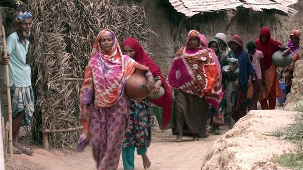 তীব্র তাপপ্রবাহে রাজশাহীতে টিউবওয়েলে মিলছে না পানি