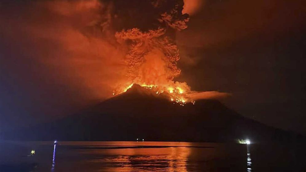 ইন্দোনেশিয়ায় অগ্ন্যুৎপাতে সরানো হলো ১১ হাজারের বেশি মানুষকে
