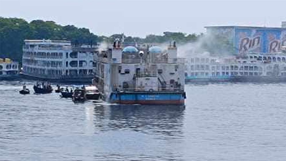 শ্যামবাজার ঘাটে লঞ্চে লাগা আগুন নিয়ন্ত্রণে