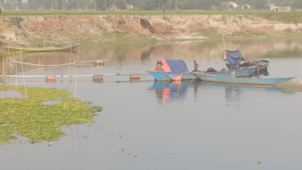 ঘিওরে ড্রেজার বাণিজ্য অপ্রতিরোধ্য, মামলার ভয়ে চুপ স্থানীয়রা