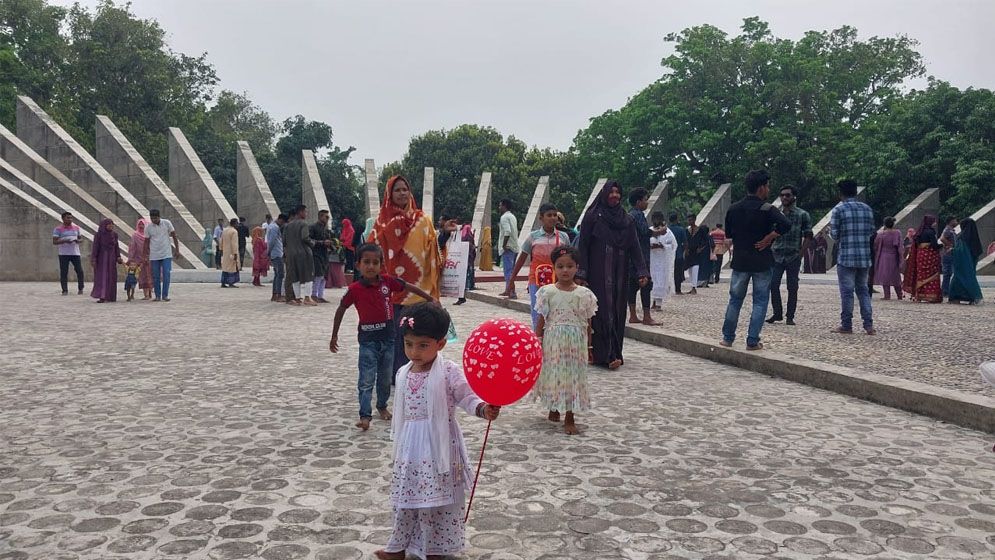 মুজিবনগরে পর্যটকদের উপচেপড়া ভিড়