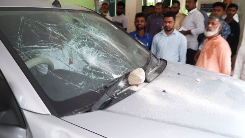 পঞ্চগড়ে জেলা প্রশাসকের গাড়ি ভাংচুর, যুবক আটক