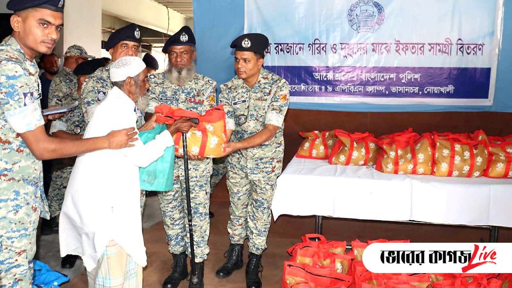 রোহিঙ্গাদের মাঝে ইফতার বিতরণ করেছে পুলিশ