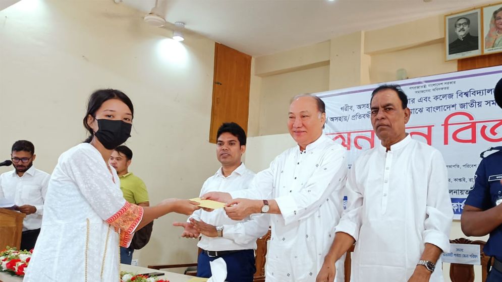 কাপ্তাইয়ে শিক্ষার্থী ও দুস্থ পরিবারদের মধ্যে নগদ অর্থ বিতরণ করলেন দীপংকর তালুকদার