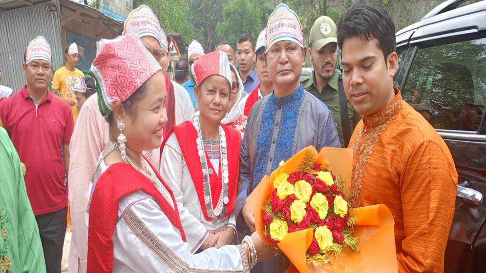 কাপ্তাইয়ে তনচংগ্যা সম্প্রদায়ের নারীদের বিষু উৎসব পালন