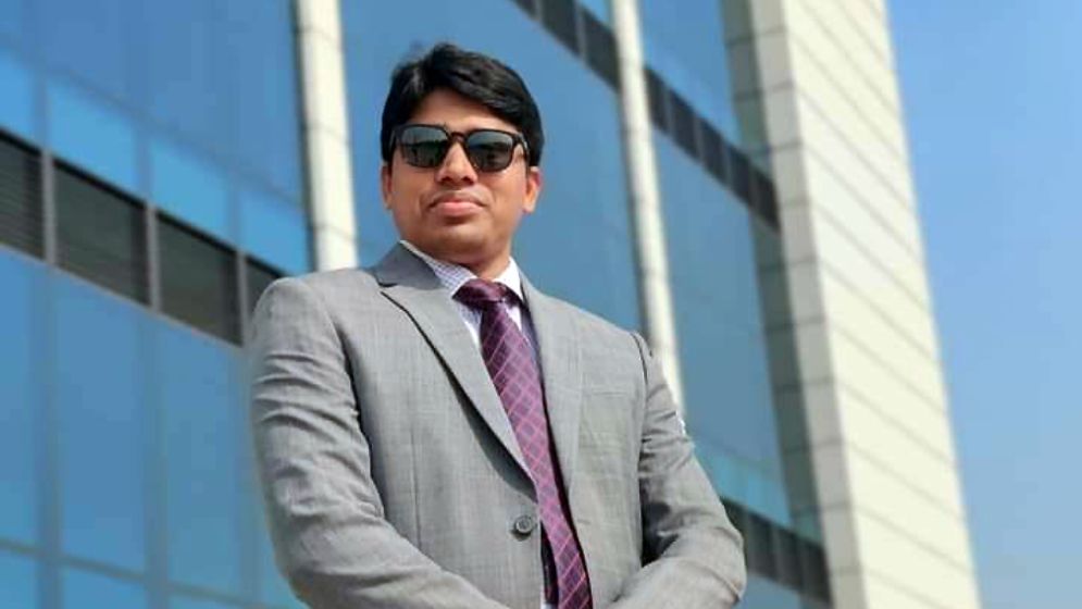 কুবির আরেক হাউজ টিউটরের পদত্যাগ 