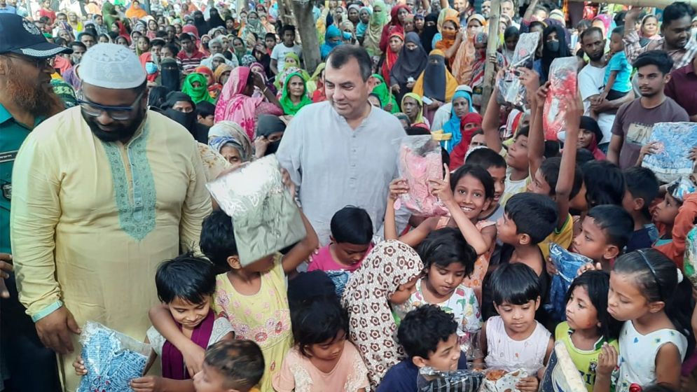 সুবিধাবঞ্চিতদের মধ্যে পোশাক-খাদ্যসামগ্রী বিতরণ করছে সরকার