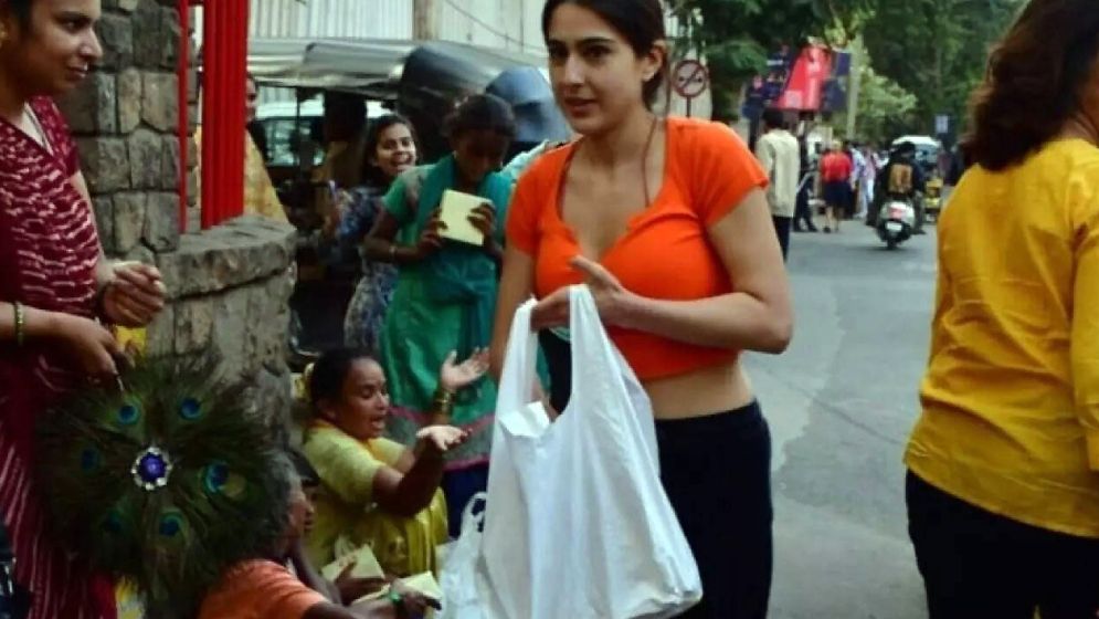 আলোকচিত্রীদের দেখে মেজাজ হারালেন সারা!