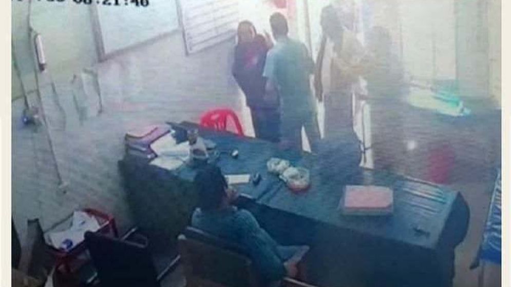 সাতক্ষীরায় স্বামী অসুস্থ, ডাক্তার ডাকতে গিয়ে মারধরের শিকার স্ত্রী