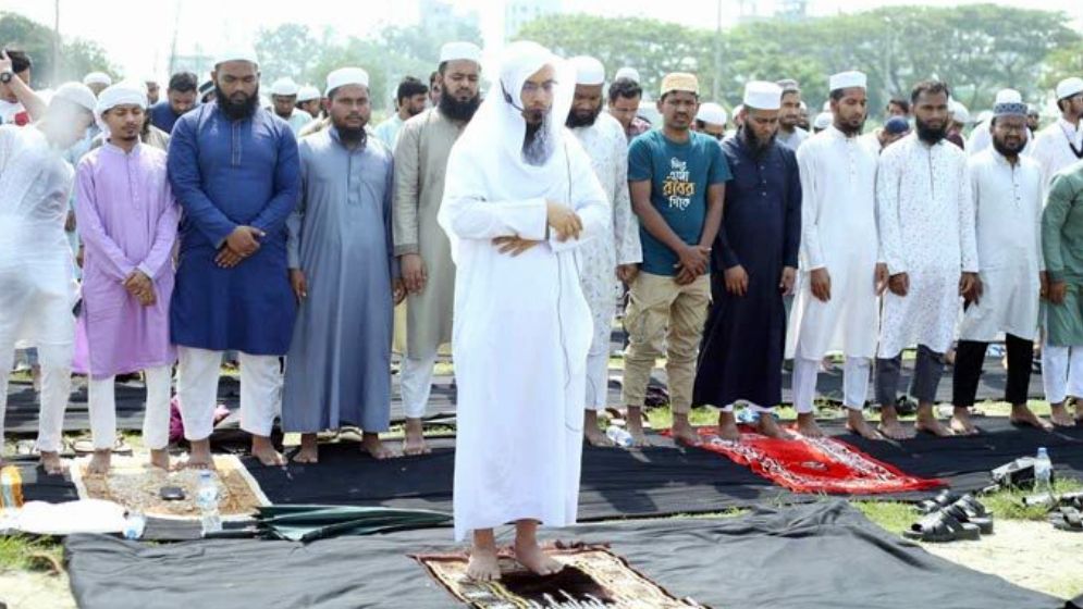 ঢাকায় গরম থেকে বাঁচতে বৃষ্টির জন্য বিশেষ নামাজ