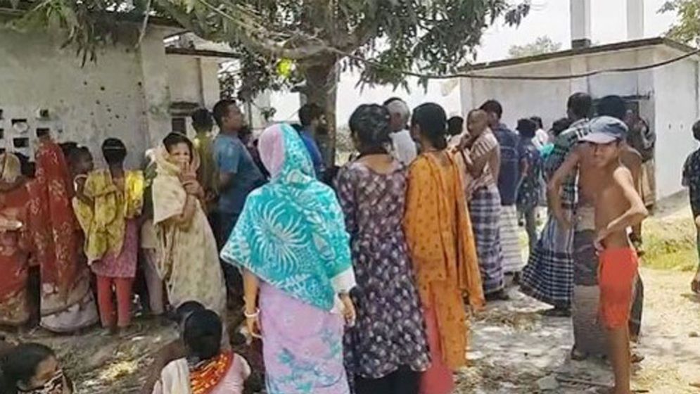গভীর নলকূপের গর্তে পড়ে গেল যুবক, অতঃপর...