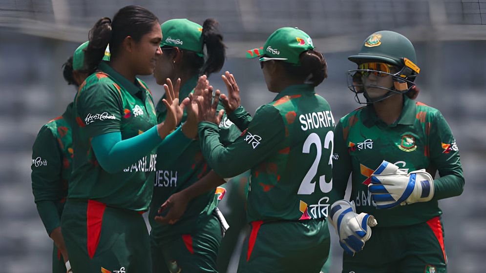 তৃষ্ণার হ্যাটট্রিকের পরও অজিদের বড় সংগ্রহ