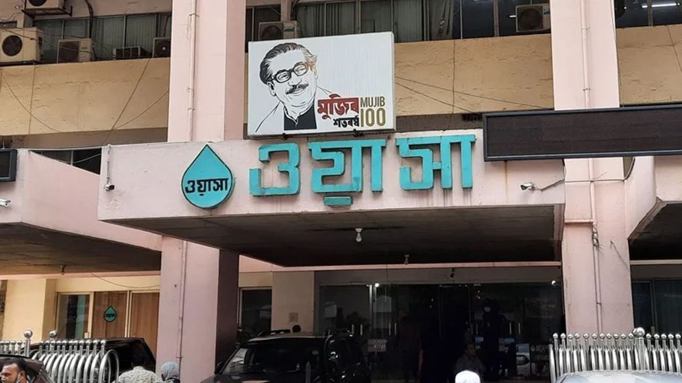 রাজধানীর জনবহুল পয়েন্টে খাবার পানি দিচ্ছে ওয়াসা