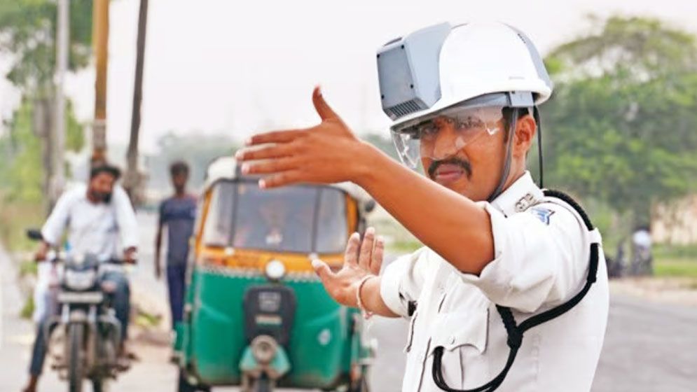 ট্রাফিক পুলিশে জন্য ‘এসি হেলমেট’