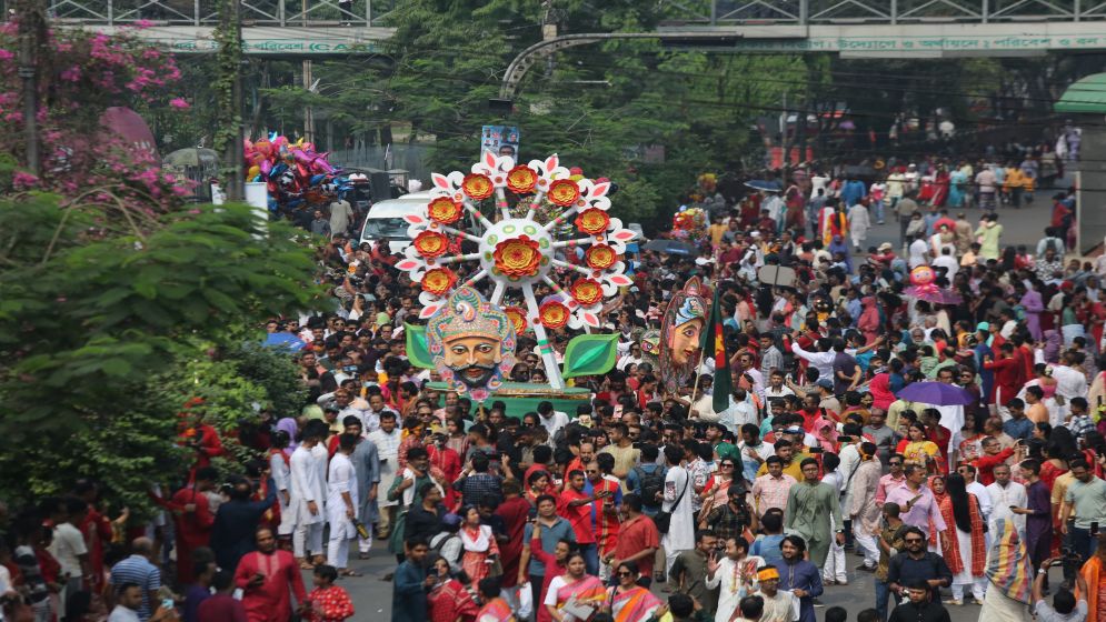 ঢাক-ঢোলে মেতেছে মঙ্গল শোভাযাত্রা 