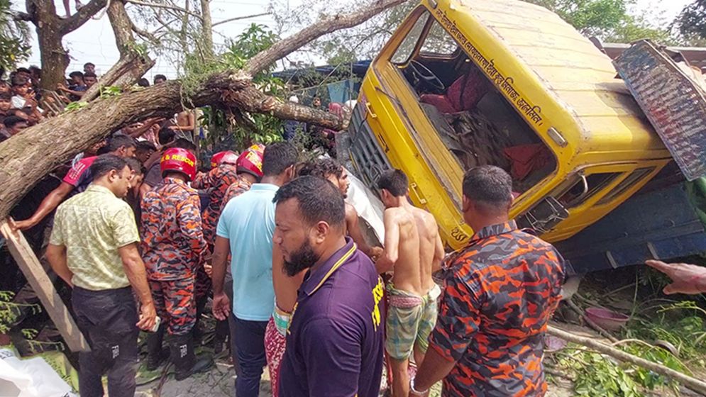 ঝালকাঠিতে ট্রাক চাপায় নিহতদের পরিচয় পাওয়া গেছে