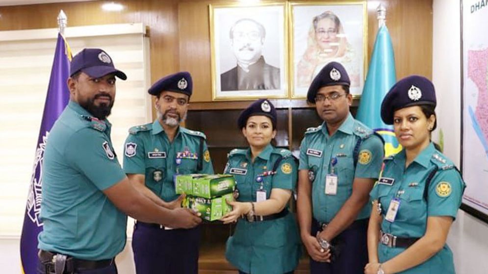 পুলিশ সদস্যদের মধ্যে গ্লুকোজ বিতরণ ট্রাফিক-ওয়ারী বিভাগের