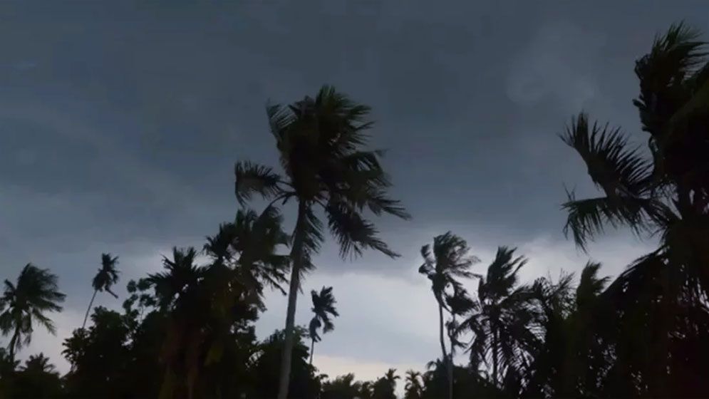 আজ রাতে তীব্র ঝড়ের আশঙ্কা রয়েছে দেশের যেসব এলাকায়