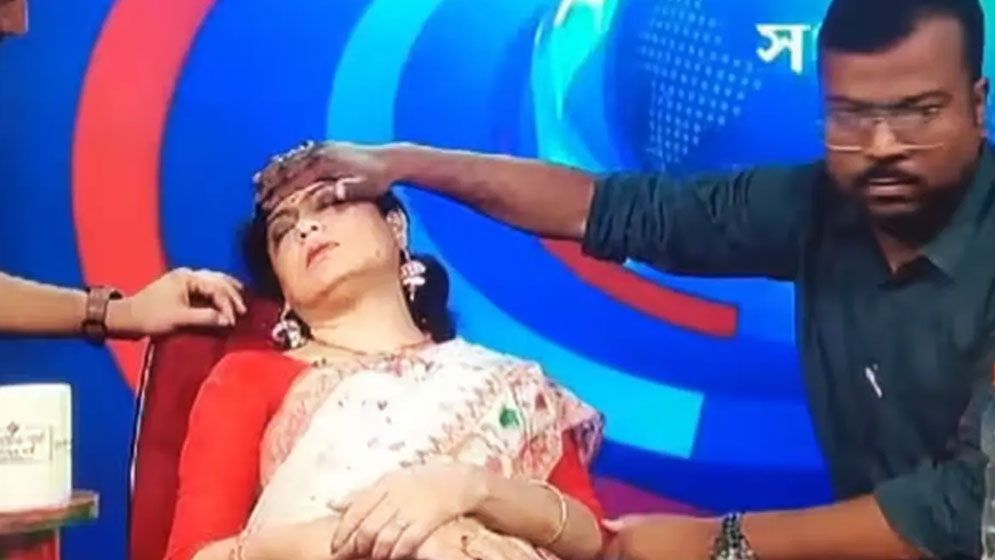 তীব্র গরমের সংবাদ পড়ার সময় উপস্থাপিকা নিজেই গরমে বেহুঁশ...