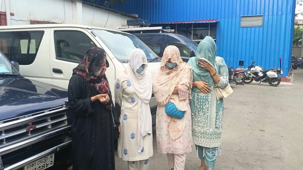 গুলশানে বারের সামনে হাতাহাতি, ৩ তরুণী গ্রেপ্তার