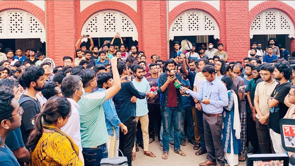 বুয়েটে রাজনীতি বন্ধে প্রধানমন্ত্রীকে খোলা চিঠি শিক্ষার্থীদের