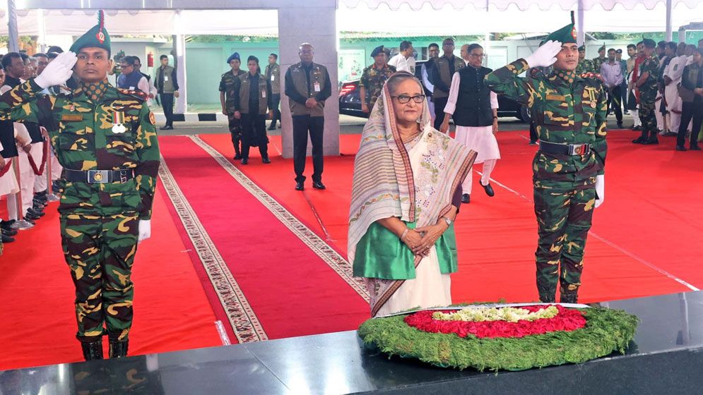মুজিবনগর দিবসে বঙ্গবন্ধুর প্রতিকৃতিতে প্রধানমন্ত্রীর শ্রদ্ধা