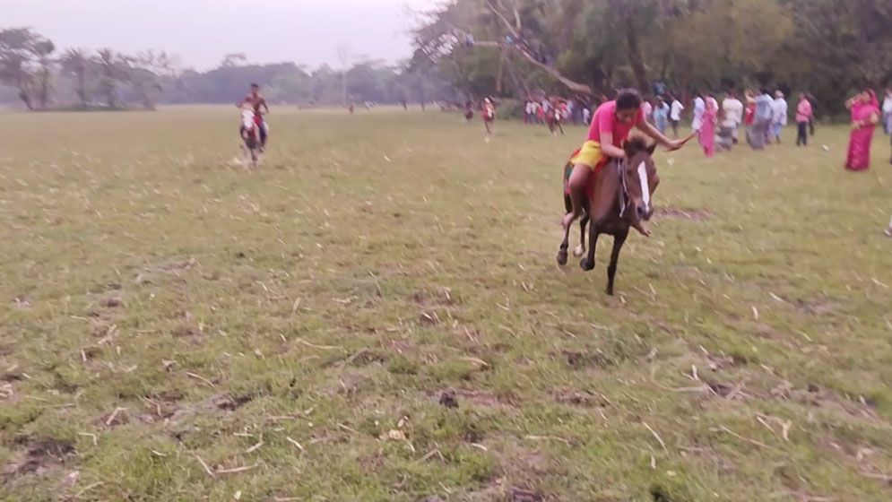 ঝালকাঠিতে ঐতিহ্যবাহী ঘোড়দৌড় প্রতিযোগিতা অনুষ্ঠিত
