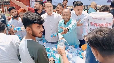 পানি, খাবার স্যালাইন, শরবত বিতরণ করলো বিএনপি