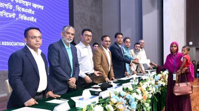 পোশাক শ্রমিক এবং মেধাবী শিশুদের শিক্ষা সহায়তার চেক হস্তান্তর