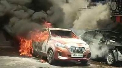 কলকাতার ব্যস্ত রাস্তায় একের পর এক গাড়িতে আগুন