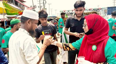 তীব্র দাবদাহে তৃষ্ণার্ত মানুষের মধ্যে সুপেয় পানি বিতরণ