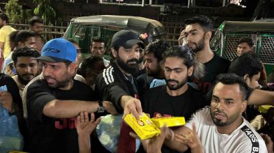 রাস্তায় মধ্যরাতে দুই রাজের সেহরি বিতরণ