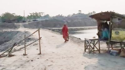 হেঁটে পার হলেও দিতে হচ্ছে টোলের টাকা