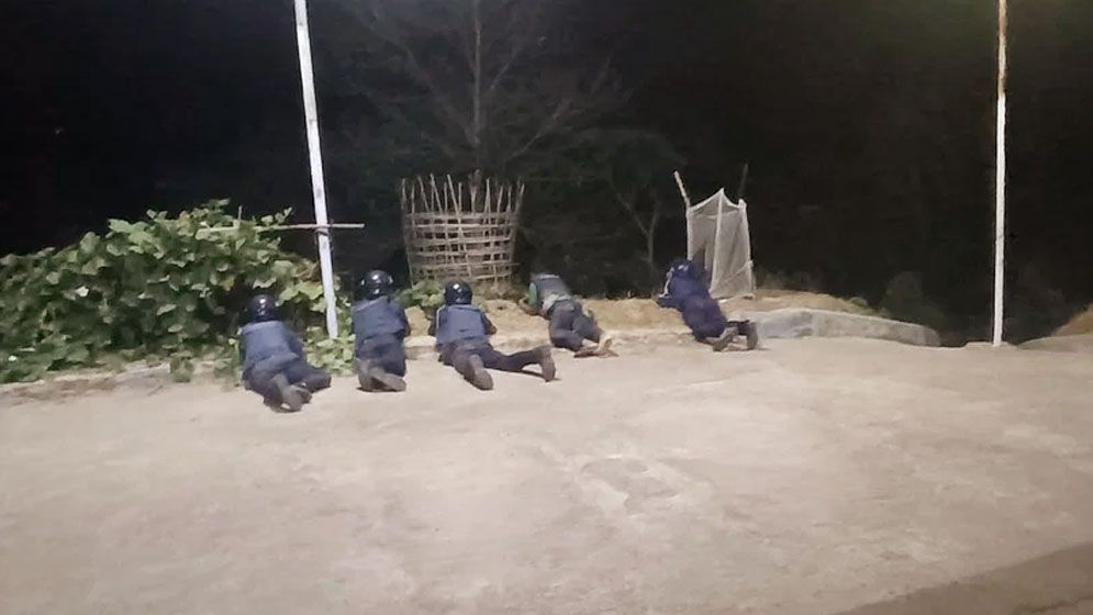 গভীর রাতে পাহাড়ে আবার গোলাগুলি