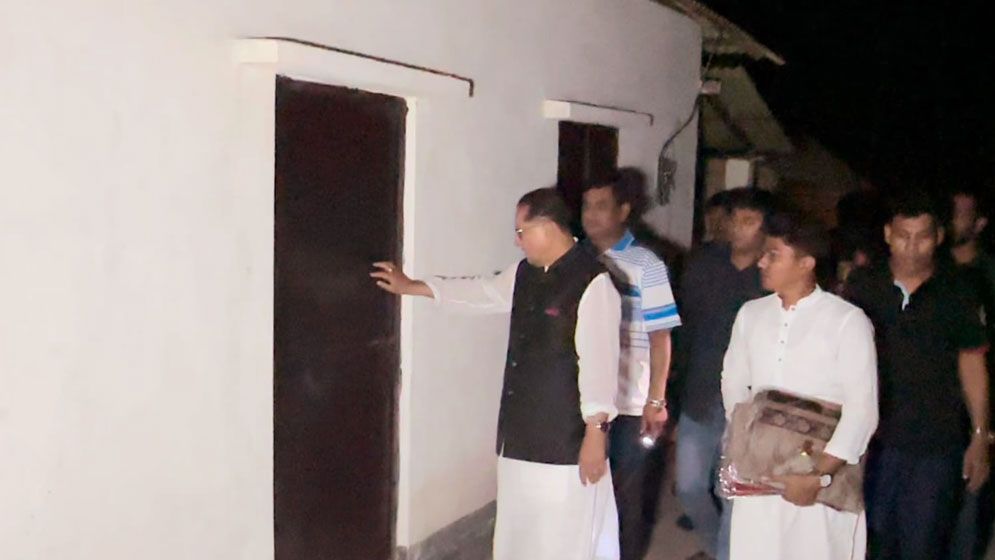 ঈদ উপহার নিয়ে গভীর রাতে গরিবের দরজায় মন্ত্রী