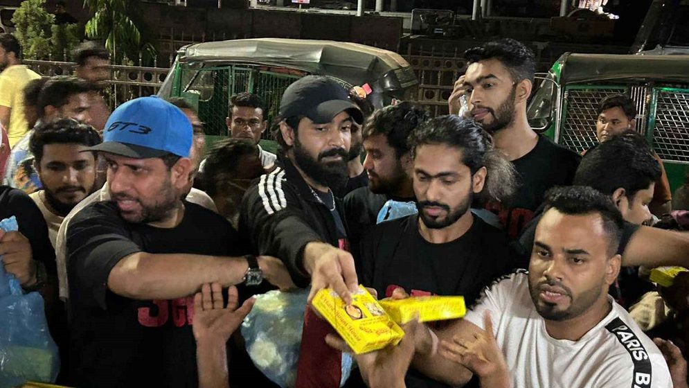 রাস্তায় মধ্যরাতে দুই রাজের সেহরি বিতরণ