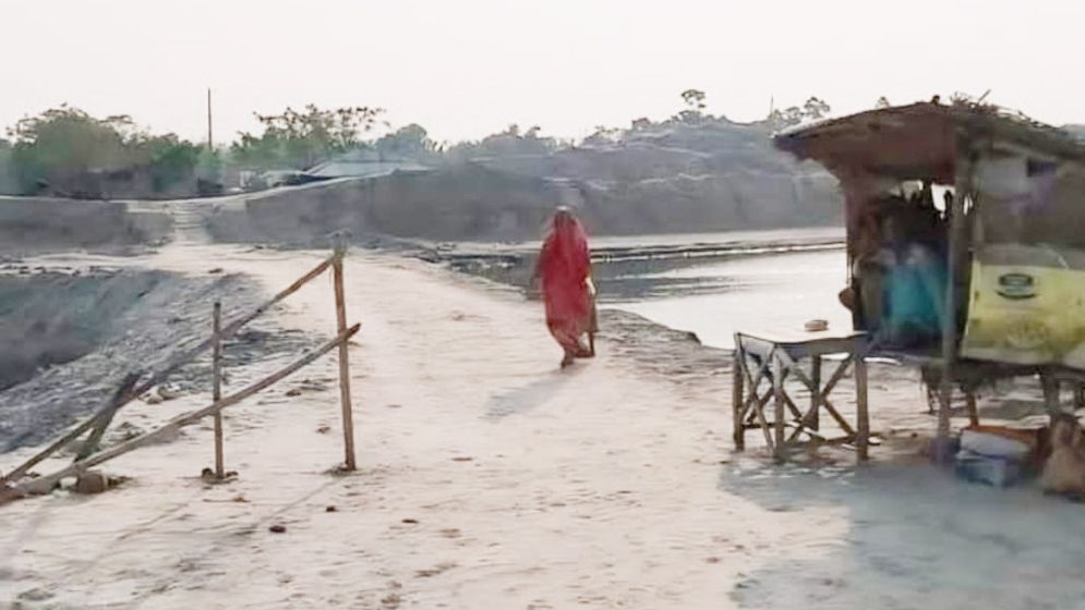 হেঁটে পার হলেও দিতে হচ্ছে টোলের টাকা