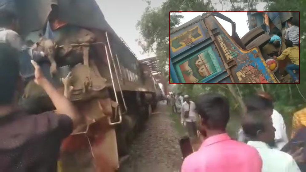 ফেনীতে ট্রেনের ধাক্কায় ট্রাক চালকসহ নিহত ২