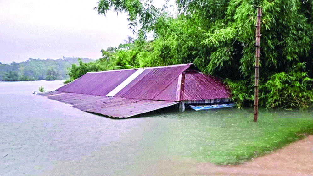 বর্ষণ ও ঢলে ভয়াবহ বন্যার কবলে সিলেট