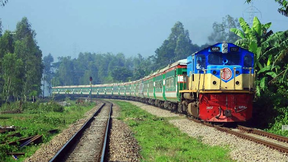 ৫ ঘণ্টা পর ঢাকার সঙ্গে উত্তরবঙ্গের রেল যোগাযোগ স্বাভাবিক