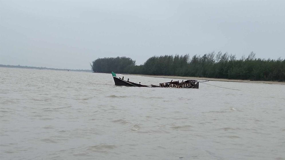 ঝড়ে ১৬ ট্রলার ডুবে নিখোঁজ ৭২