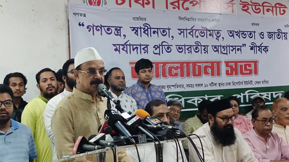 কাঁটাতারের বেড়ায় ঝুলছে বাংলাদেশ