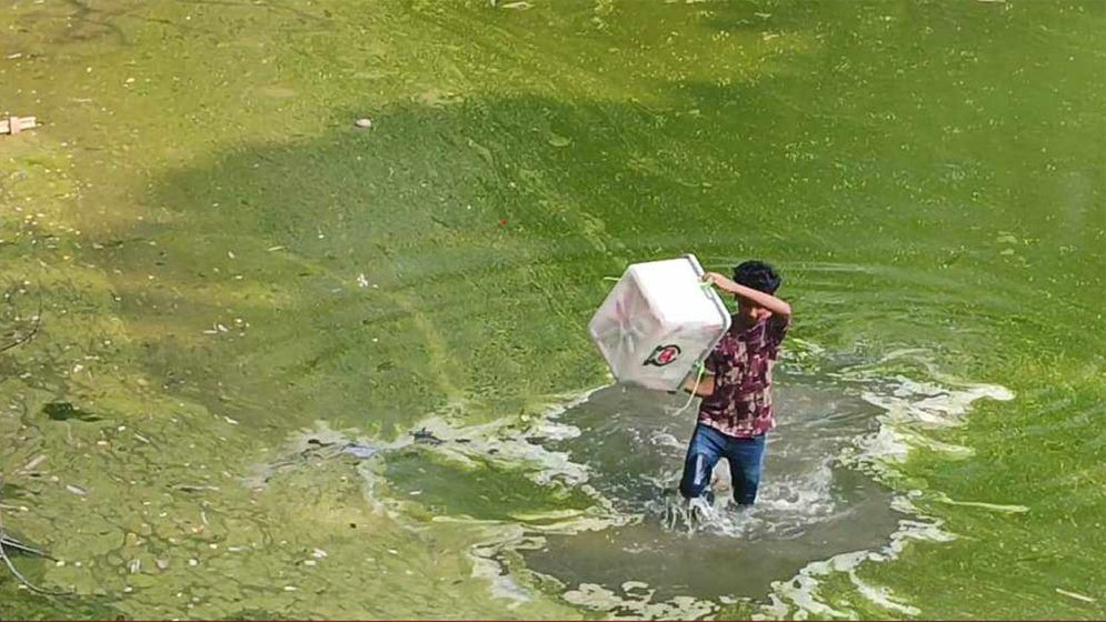 ছিনতাই হওয়া ব্যালট বাক্স পুকুর থেকে উদ্ধার করল পুলিশ
